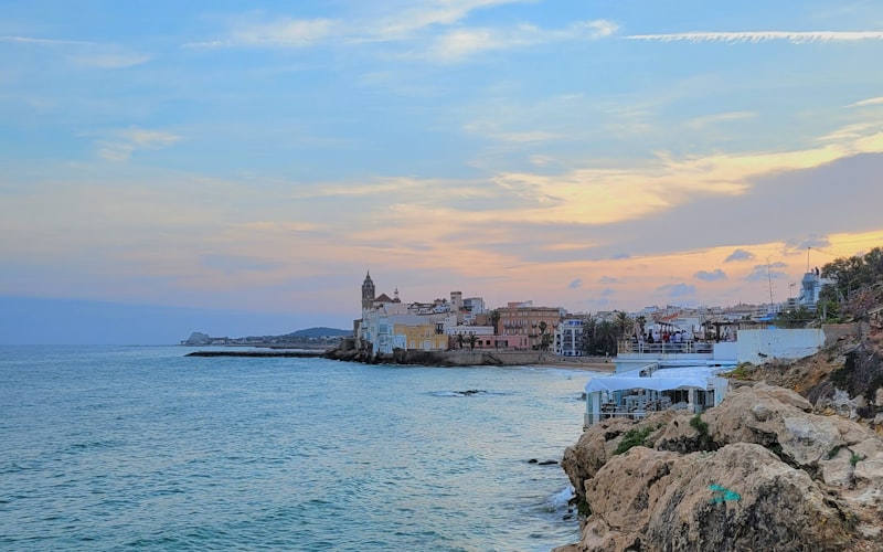 Vista panorámica de Sitges con la iglesia de Sant Bartomeu